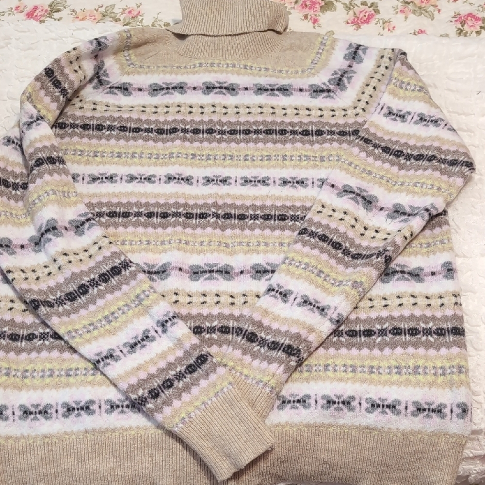 LOFT Beige and Gray Patterned Turtleneck